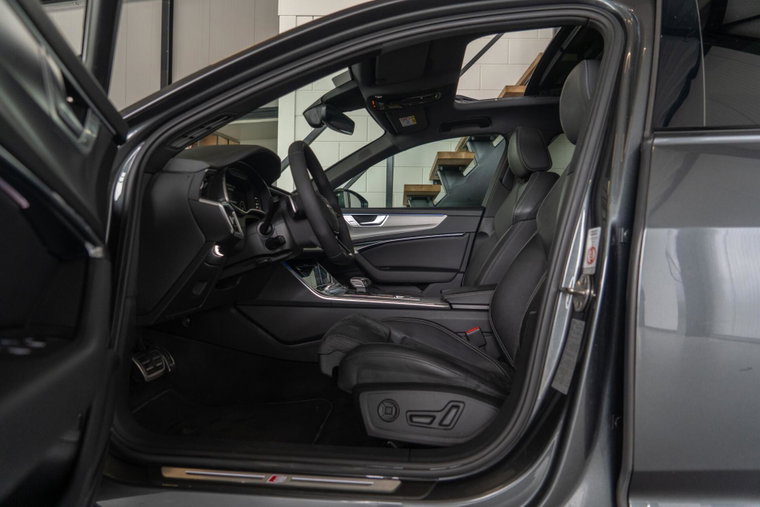 Vehicle Image 6