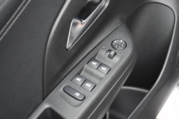 Vehicle Image 32