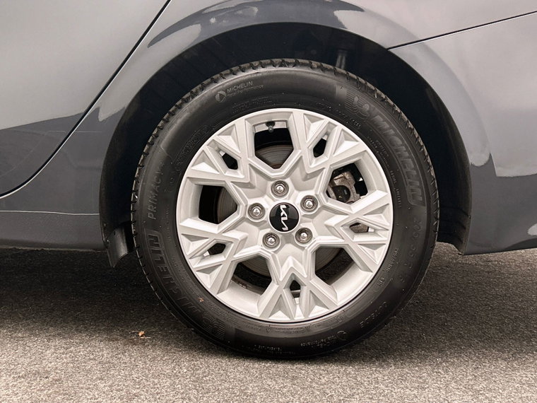 Vehicle Image 25