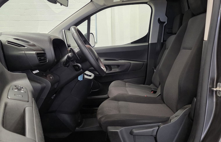 Vehicle Image 9
