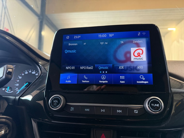 Vehicle Image 25