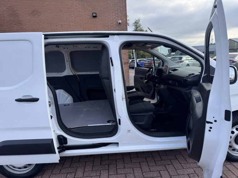 Vehicle Image 25