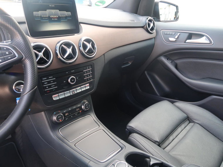 Vehicle Image 32
