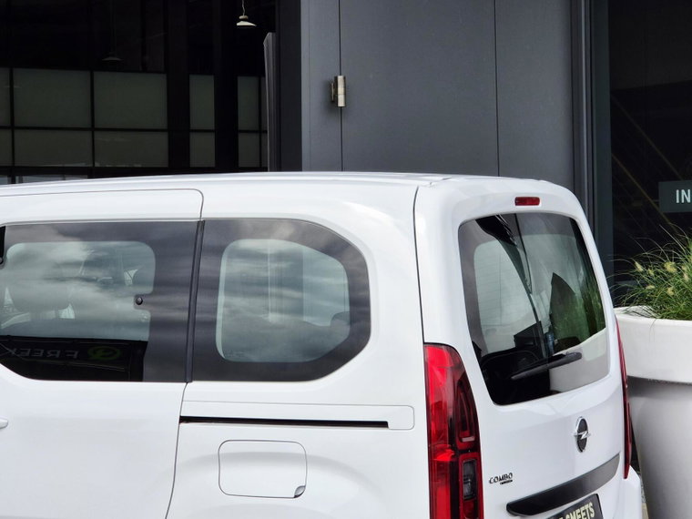 Vehicle Image 30