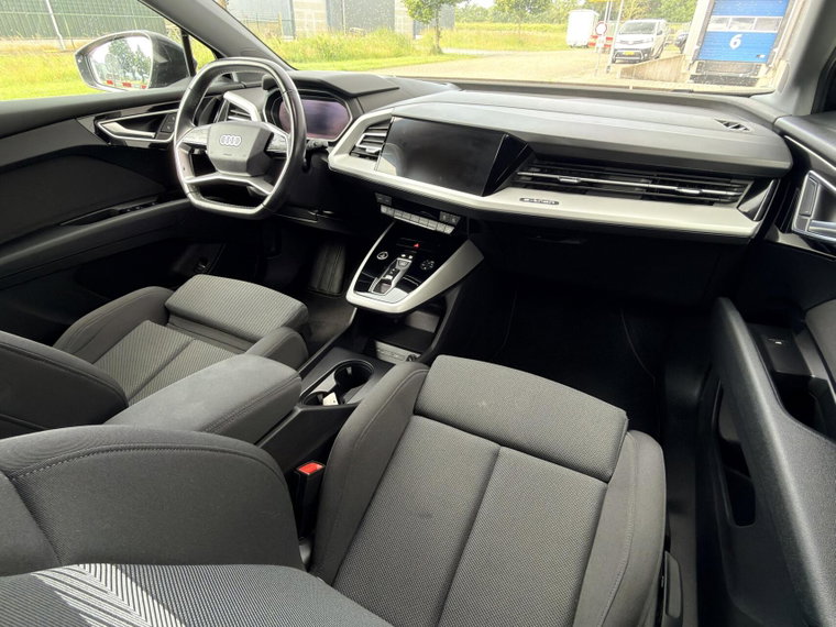 Vehicle Image 25