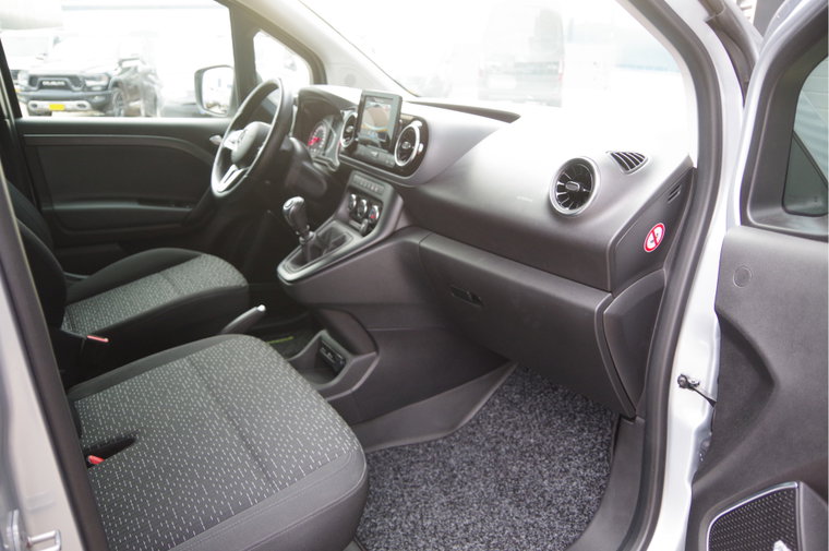Vehicle Image 32