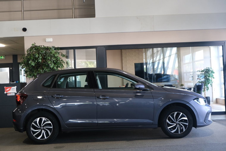 Vehicle Image 6