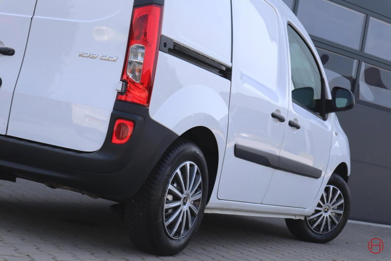 Vehicle Image 32
