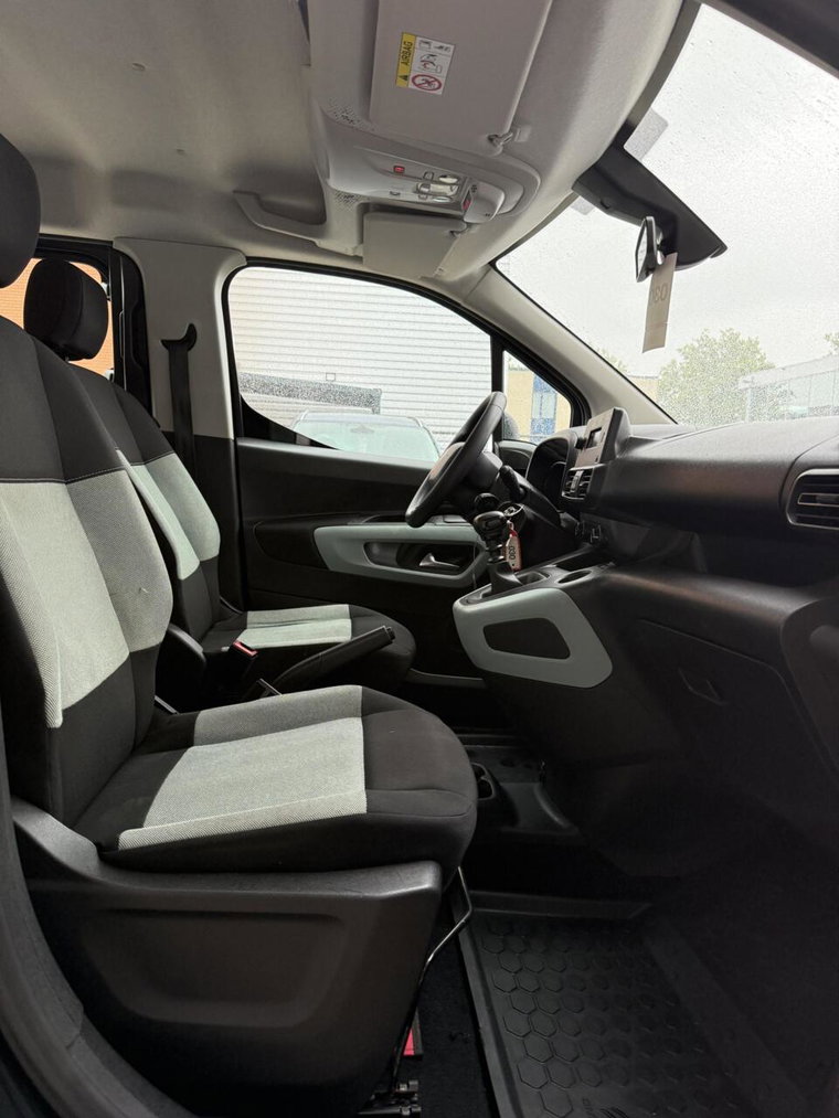Vehicle Image 15
