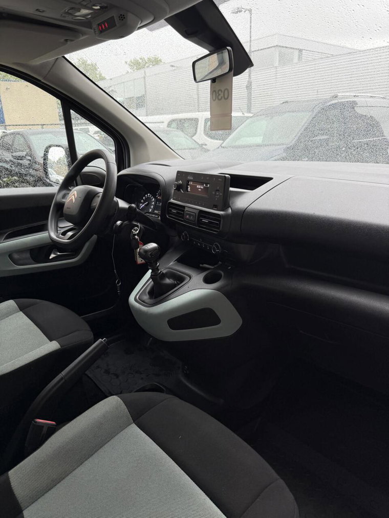 Vehicle Image 16