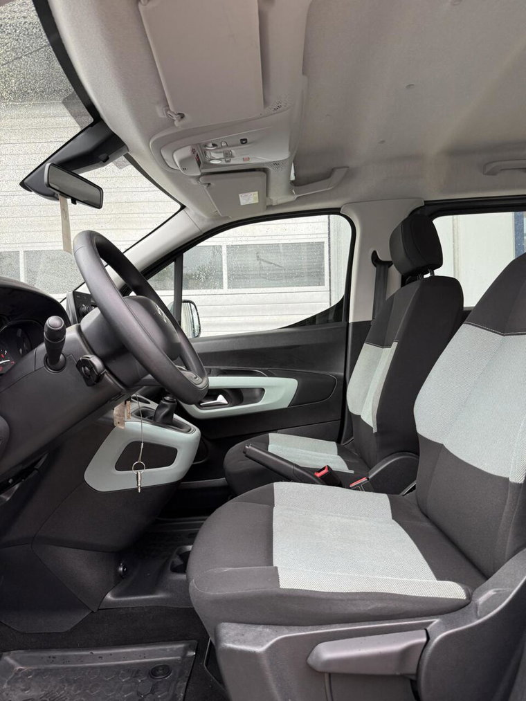 Vehicle Image 25