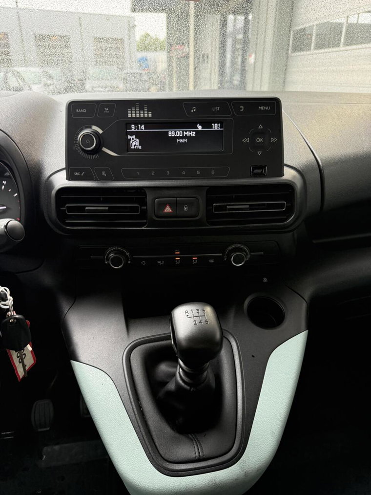 Vehicle Image 32