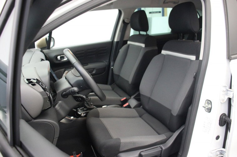 Vehicle Image 9
