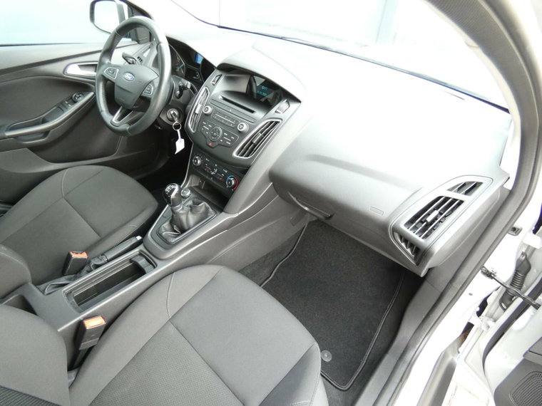Vehicle Image 25