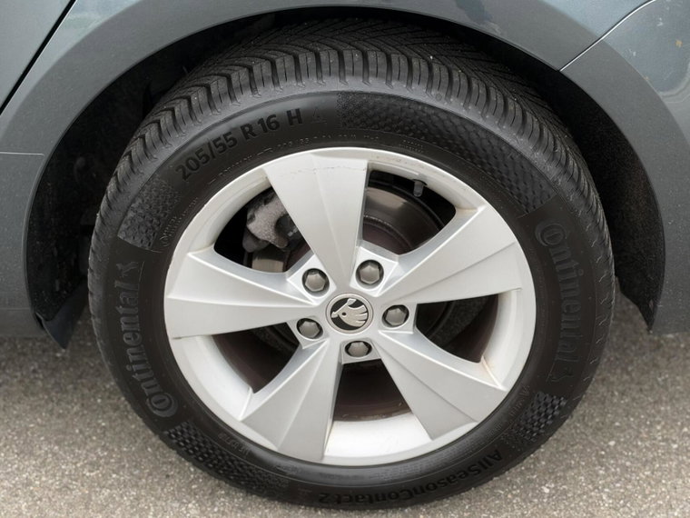 Vehicle Image 25