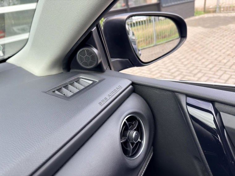 Vehicle Image 32