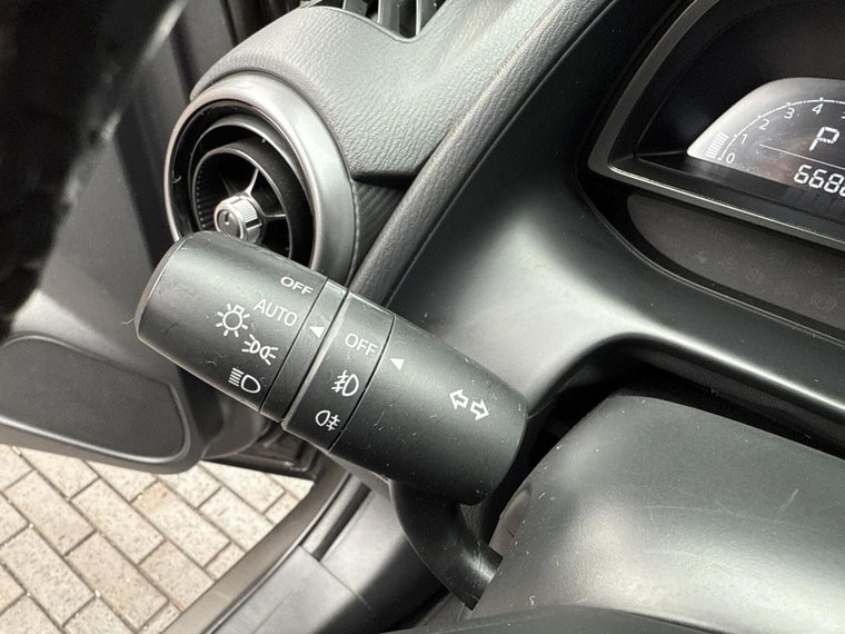 Vehicle Image 32