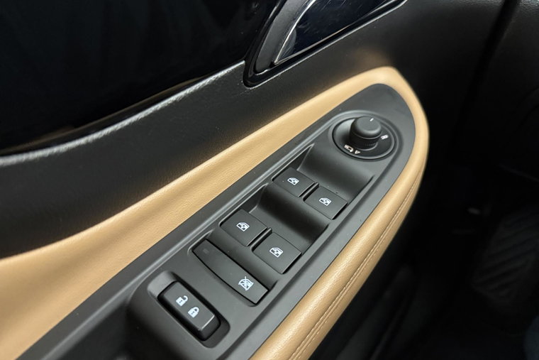 Vehicle Image 25