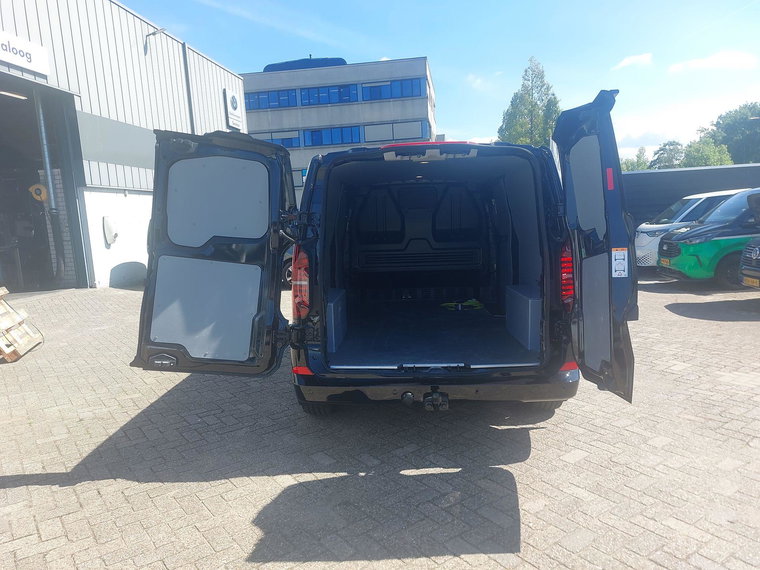 Vehicle Image 25