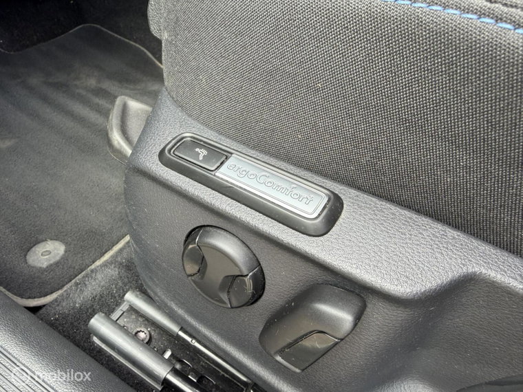 Vehicle Image 32