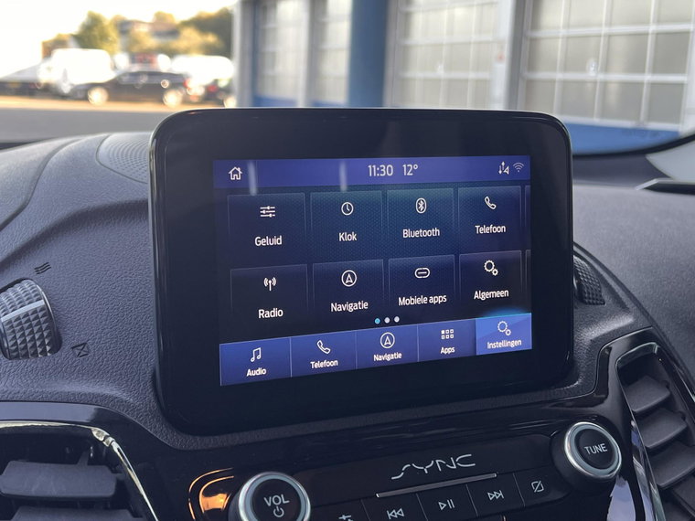 Vehicle Image 25