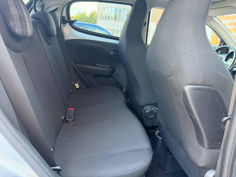 Vehicle Image 25