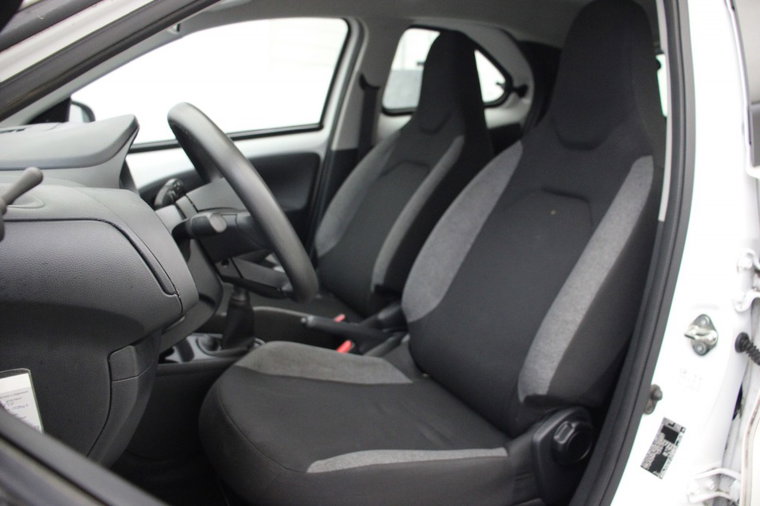 Vehicle Image 10