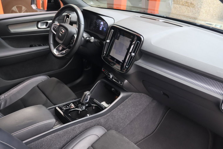 Vehicle Image 25