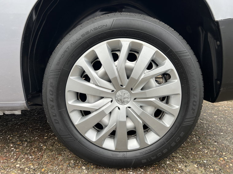 Vehicle Image 16