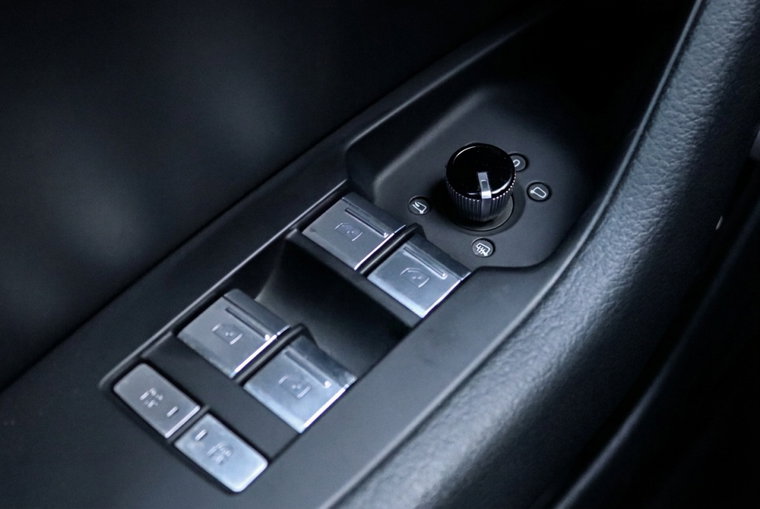 Vehicle Image 25