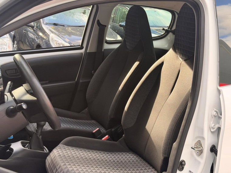 Vehicle Image 16