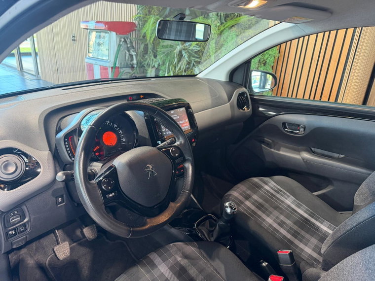 Vehicle Image 14