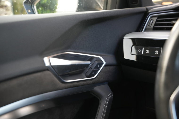 Vehicle Image 32