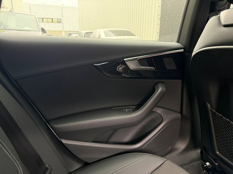 Vehicle Image 32