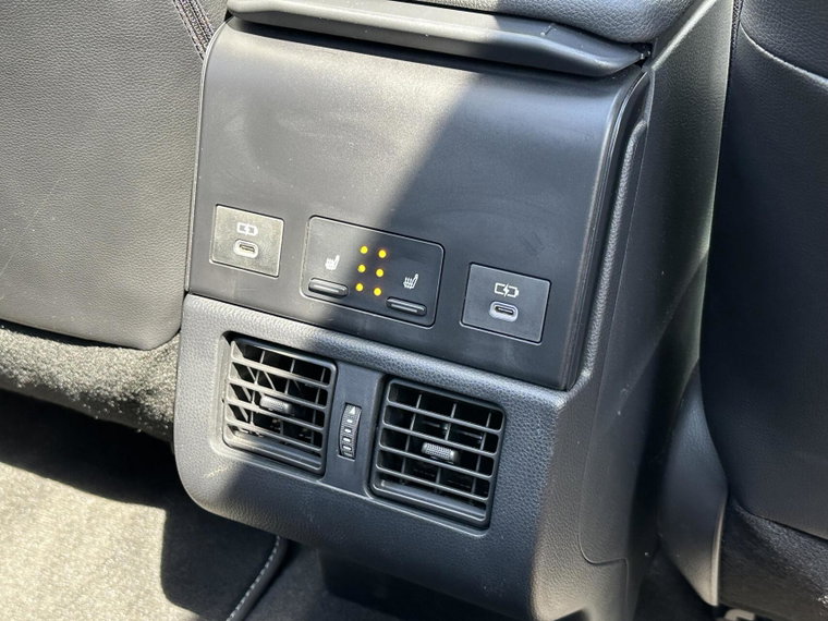 Vehicle Image 25