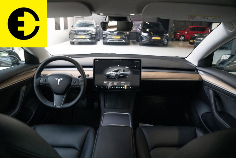 Vehicle Image 25