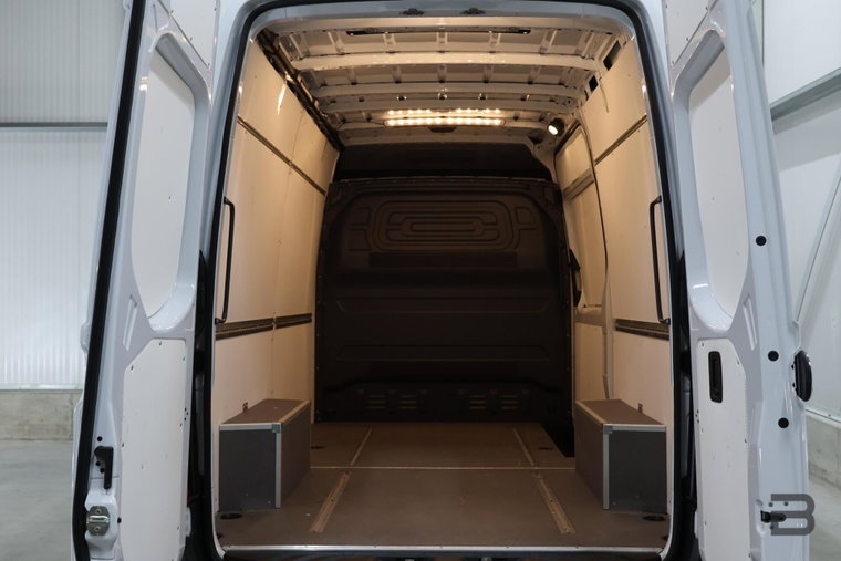 Vehicle Image 32