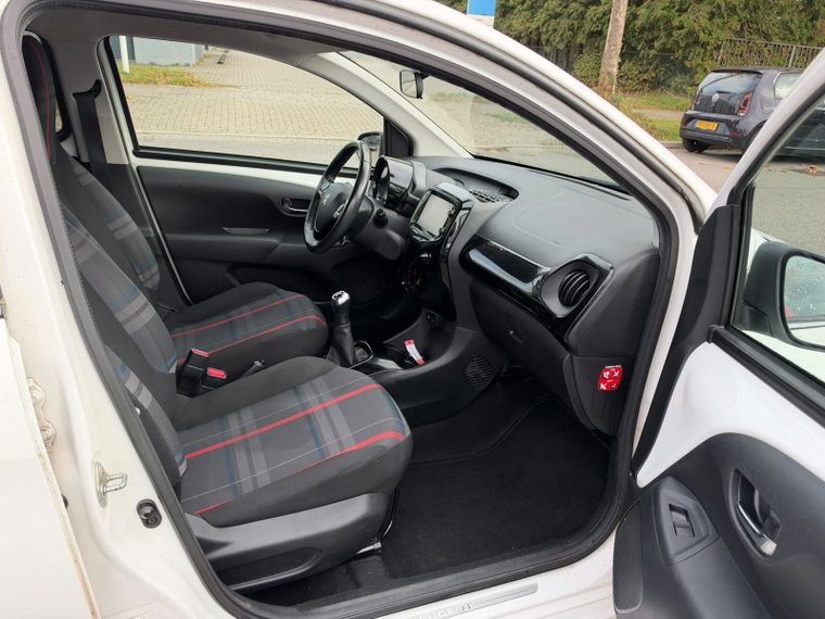 Vehicle Image 10
