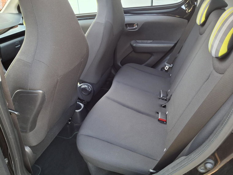 Vehicle Image 25
