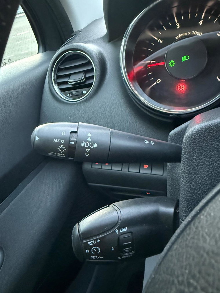 Vehicle Image 32