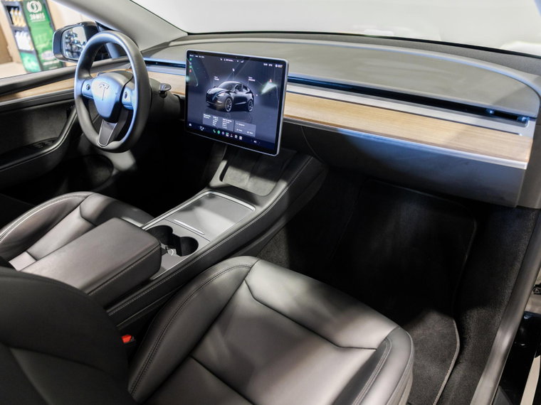 Vehicle Image 8