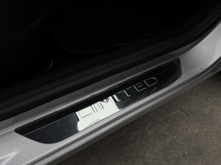 Vehicle Image 32