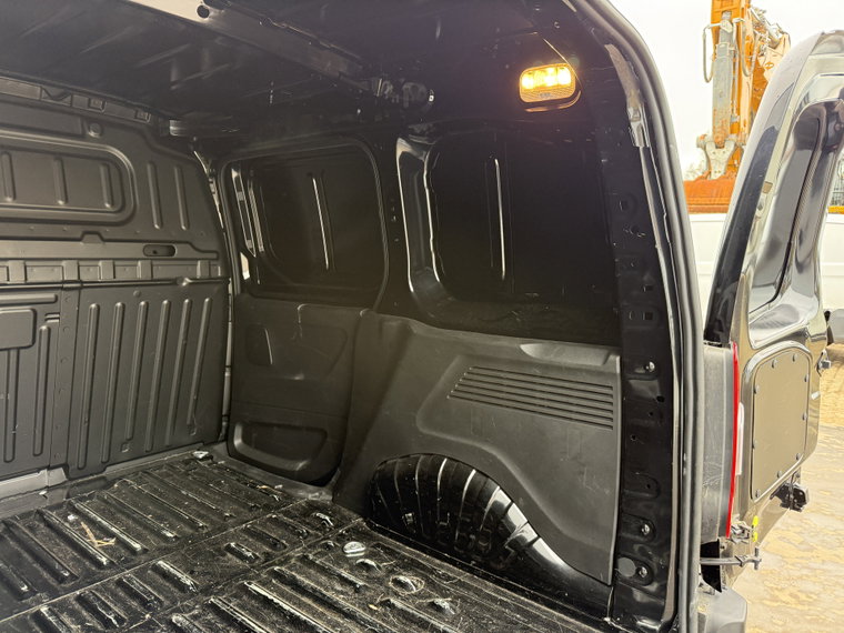Vehicle Image 16