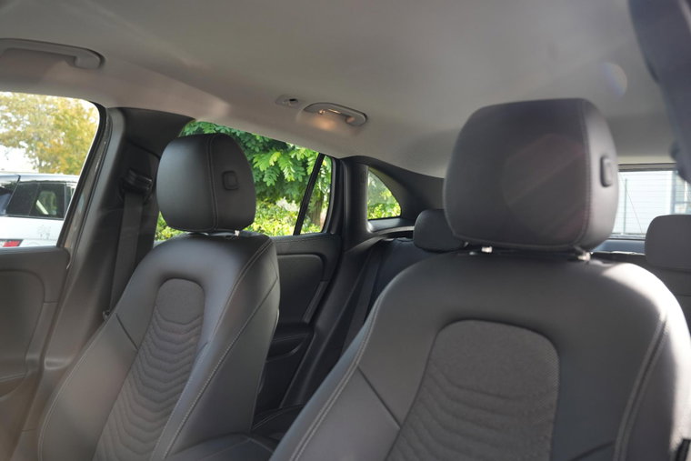 Vehicle Image 25