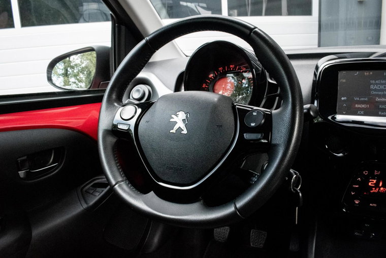 Vehicle Image 32