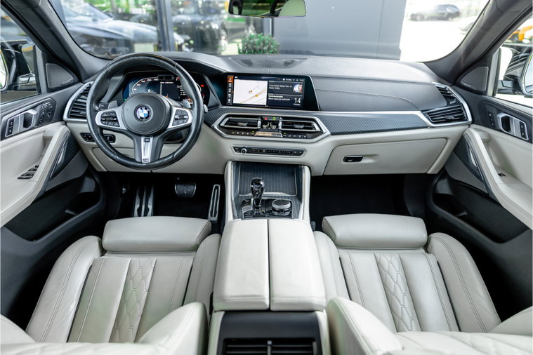 Vehicle Image 12