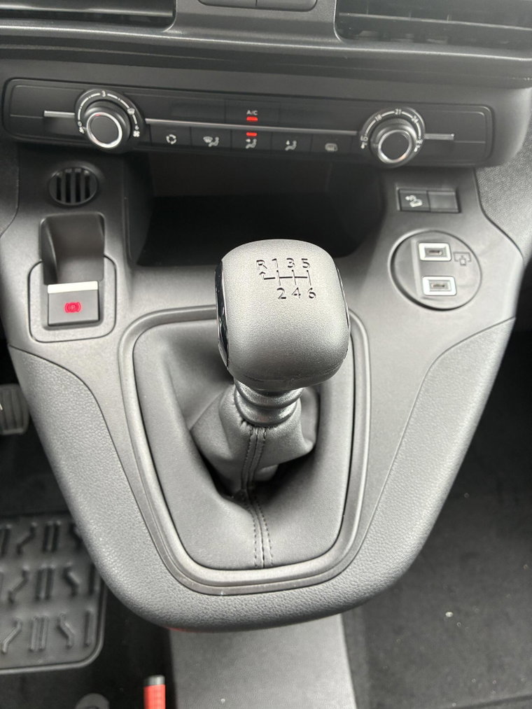 Vehicle Image 28
