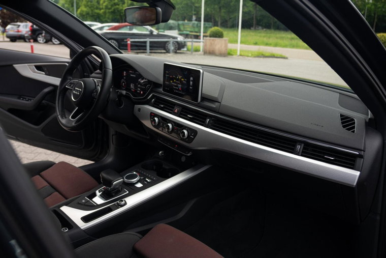 Vehicle Image 12