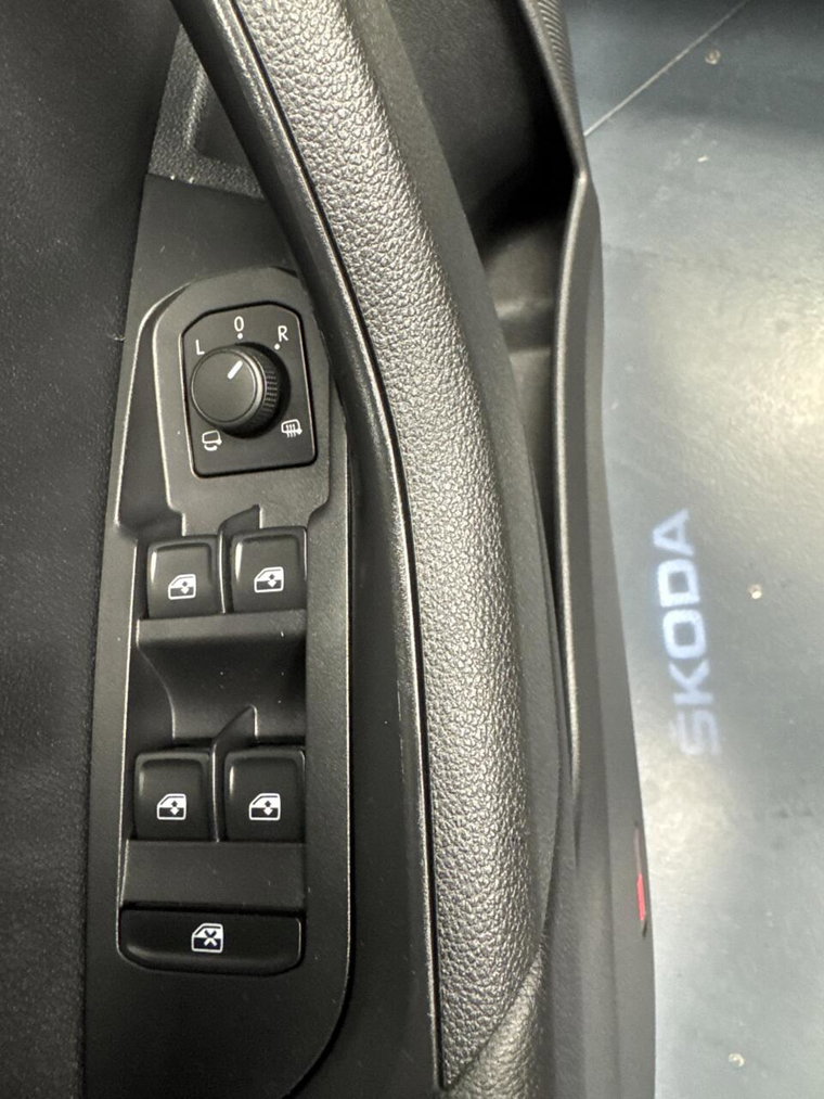 Vehicle Image 32