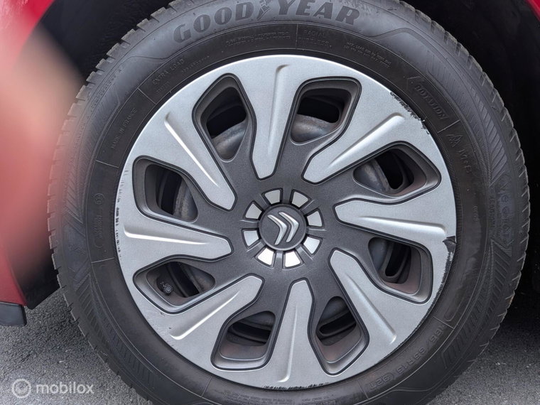 Vehicle Image 25